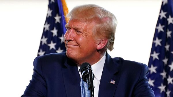 Президент Дональд Трамп обращается к толпе сторонников в международном аэропорту в городе Юма, штат Аризона Президент Дональд Трамп обращается к толпе сторонников в международном аэропорту в городе Юма, штат Аризона