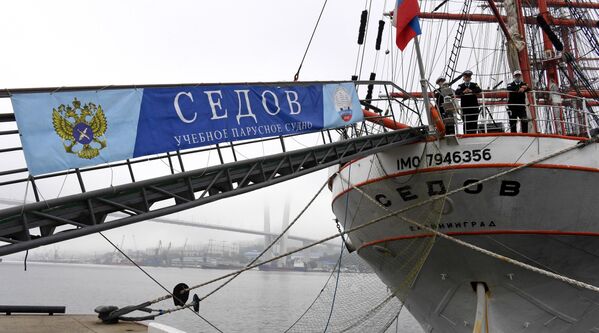 Барк Седов перед отправлением в экспедицию по Северному морскому пути из Владивостока в Калининград, на 33-м причале Тихоокеанского флота Барк Седов перед отправлением в экспедицию по Северному морскому пути из Владивостока в Калининград, на 33-м причале Тихоокеанского флота