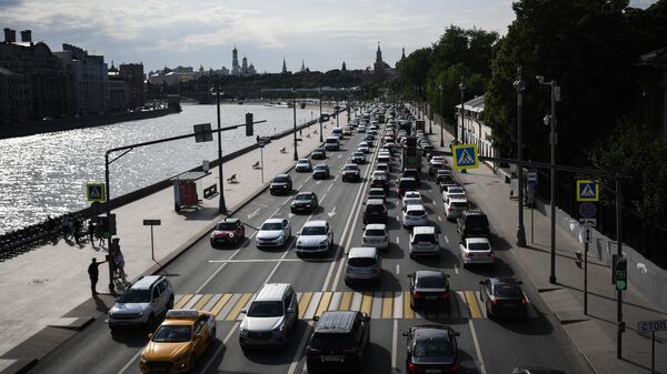 Автомобили на Москворецкой набережной в Москве Автомобили на Москворецкой набережной в Москве