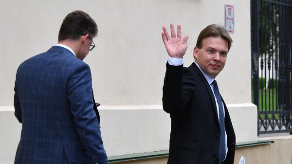 Член президиума оппозиционного Координационного совета Максим Знак у здания Следственного комитета Белоруссии. 21 августа 2020 Член президиума оппозиционного Координационного совета Максим Знак у здания Следственного комитета Белоруссии. 21 августа 2020