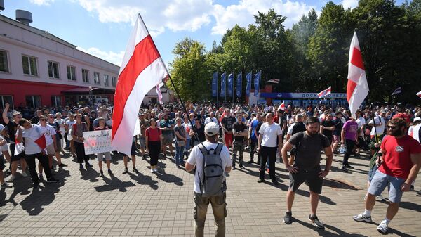 Участники митинга оппозиции возле Минского моторного завода Участники митинга оппозиции возле Минского моторного завода