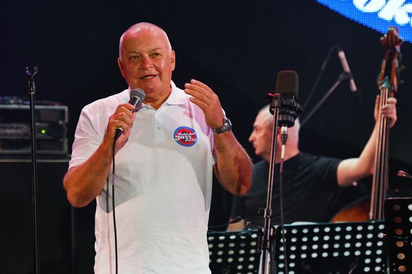 Председатель Оргкомитета Международного фестиваля Koktebel Jazz Party, генеральный директор МИА Россия сегодня Дмитрий Киселев на Международном джазовом фестивале Koktebel Jazz Party 2020 в Крыму Председатель Оргкомитета Международного фестиваля Koktebel Jazz Party, генеральный директор МИА Россия сегодня Дмитрий Киселев на Международном джазовом фестивале Koktebel Jazz Party 2020 в Крыму