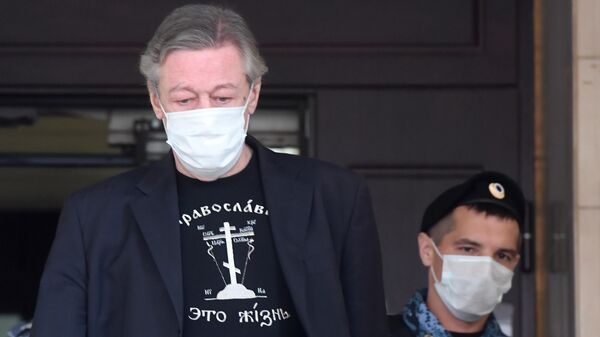 Актер Михаил Ефремов у здания Пресненского суда города Москвы Актер Михаил Ефремов у здания Пресненского суда города Москвы