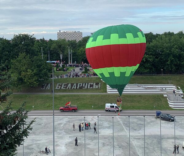 Воздушный шар перед входом в Летний амфитеатр во время митинга в Витебске Воздушный шар перед входом в Летний амфитеатр во время митинга в Витебске