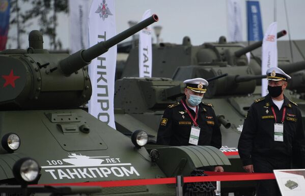 Участники около танка Т-34-85 на выставке вооружений Международного военно-технического форума (МВТФ) Армия-2020 в военно-патриотическом парке Патриот Участники около танка Т-34-85 на выставке вооружений Международного военно-технического форума (МВТФ) Армия-2020 в военно-патриотическом парке Патриот