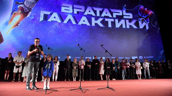 Режиссер Джаник Файзиев с дочерью Полиной на премьере фильма Вратарь Галактики в кинотеатре Каро 11 Октябрь в Москве Режиссер Джаник Файзиев с дочерью Полиной на премьере фильма Вратарь Галактики в кинотеатре Каро 11 Октябрь в Москве