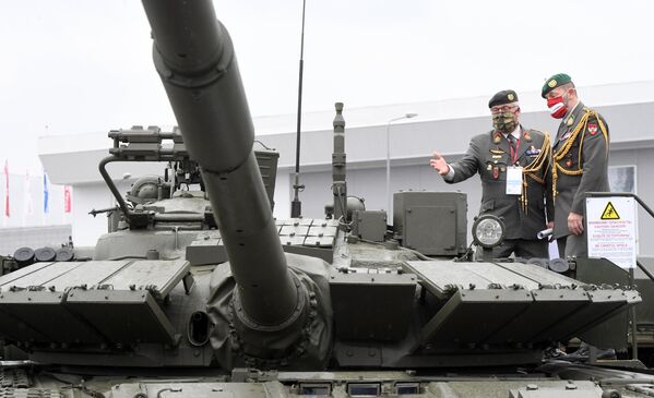 Австрийские военные осматривают танк Т-80БВМ на выставке вооружений Международного военно-технического форума (МВТФ) Армия-2020 в военно-патриотическом парке Патриот Австрийские военные осматривают танк Т-80БВМ на выставке вооружений Международного военно-технического форума (МВТФ) Армия-2020 в военно-патриотическом парке Патриот