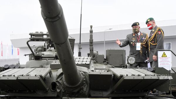 Австрийские военные осматривают танк Т-80БВМ на выставке вооружений Международного военно-технического форума (МВТФ) Армия-2020 в военно-патриотическом парке Патриот Австрийские военные осматривают танк Т-80БВМ на выставке вооружений Международного военно-технического форума (МВТФ) Армия-2020 в военно-патриотическом парке Патриот