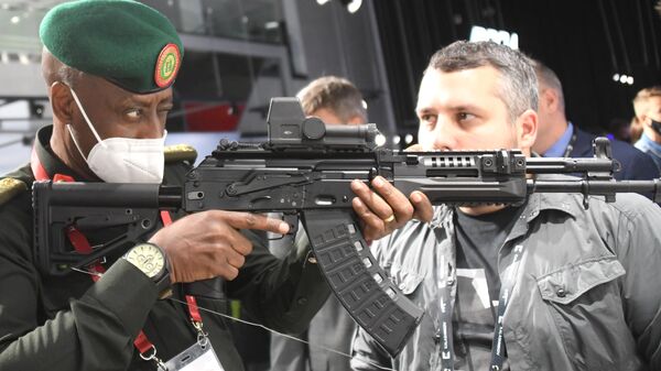 Представитель делегации из Руанды в павильоне концерна Калашников на выставке вооружений Международного военно-технического форума (МВТФ) Армия-2020 в военно-патриотическом парке Патриот Представитель делегации из Руанды в павильоне концерна Калашников на выставке вооружений Международного военно-технического форума (МВТФ) Армия-2020 в военно-патриотическом парке Патриот