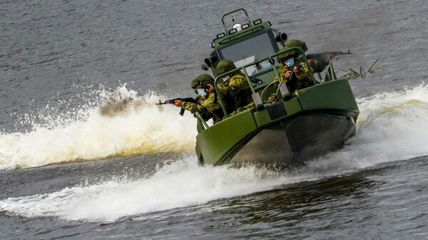 Военнослужащие на катере преодолевают водную преграду в ходе демонстрационной программы военной техники в рамках Международного форума Армия-2020 в водном кластере на полигоне Алабино в Подмосковье Военнослужащие на катере преодолевают водную преграду в ходе демонстрационной программы военной техники в рамках Международного форума Армия-2020 в водном кластере на полигоне Алабино в Подмосковье
