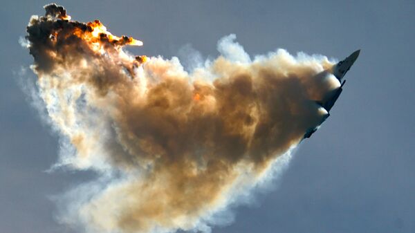 Истребитель Су-35 пилотажной группы Русские витязи выполняет демонстрационный полет в рамках Международного форума Армия-2020 на аэродроме Кубинка в Подмосковье Истребитель Су-35 пилотажной группы Русские витязи выполняет демонстрационный полет в рамках Международного форума Армия-2020 на аэродроме Кубинка в Подмосковье