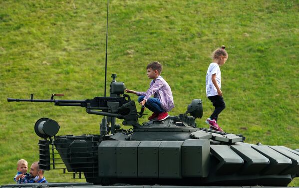 Зрители перед началом демонстрационной программы военной техники в рамках Международного форума Армия-2020 на полигоне Алабино в Подмосковье Зрители перед началом демонстрационной программы военной техники в рамках Международного форума Армия-2020 на полигоне Алабино в Подмосковье