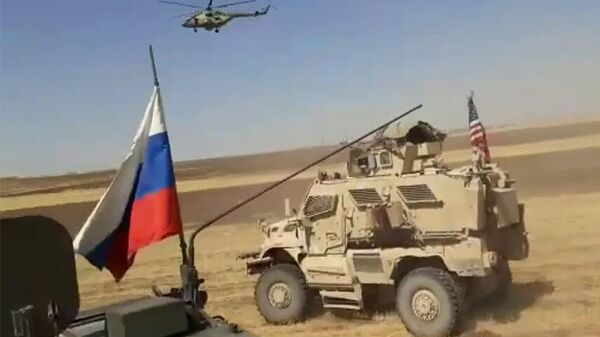 Кадр видео инцидента с участием российского патруля и военных США в Сирии, опубликованного сайтом Русская весна Кадр видео инцидента с участием российского патруля и военных США в Сирии, опубликованного сайтом Русская весна
