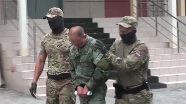 Сотрудники ФСБ РФ с задержанным военнослужащим Ракетных войск стратегического назначения Сотрудники ФСБ РФ с задержанным военнослужащим Ракетных войск стратегического назначения