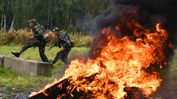 Военнослужащие вооруженных сил Узбекистана во время прохождения этапа Тропа разведчика в конкурсе Отличники войсковой разведки в рамках Армейских международных игр АрМИ-2020 Военнослужащие вооруженных сил Узбекистана во время прохождения этапа Тропа разведчика в конкурсе Отличники войсковой разведки в рамках Армейских международных игр АрМИ-2020