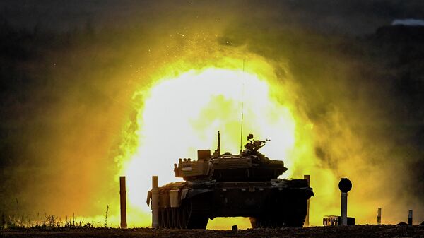 Танк Т-72 команды военнослужащих Узбекистана во время соревнований танковых экипажей в рамках конкурса Танковый биатлон-2020 на полигоне Алабино в Подмосковье в третий день VI Армейских международных игр АрМИ-2020 Танк Т-72 команды военнослужащих Узбекистана во время соревнований танковых экипажей в рамках конкурса Танковый биатлон-2020 на полигоне Алабино в Подмосковье в третий день VI Армейских международных игр АрМИ-2020