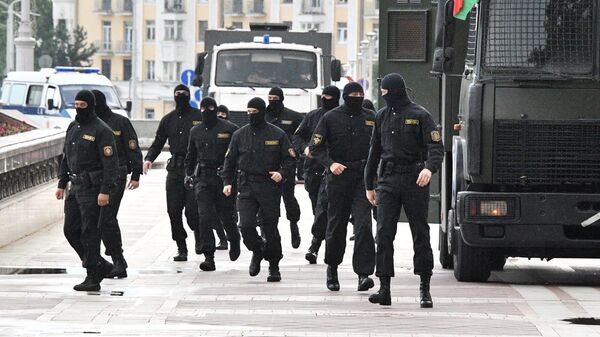Сотрудники правоохранительных органов во время акции протеста в Минске Сотрудники правоохранительных органов во время акции протеста в Минске