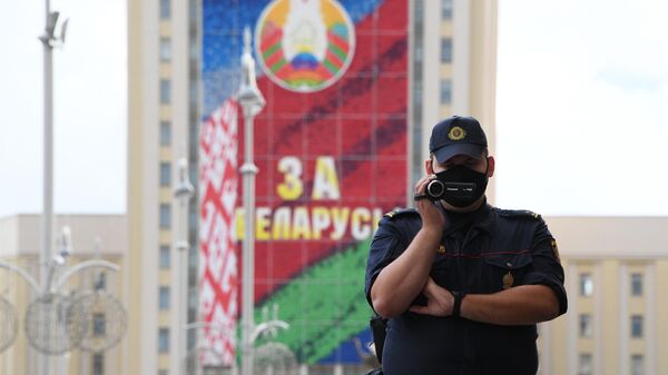 Сотрудник правоохранительных органов на улице в Минске, где проходит акция протеста Сотрудник правоохранительных органов на улице в Минске, где проходит акция протеста