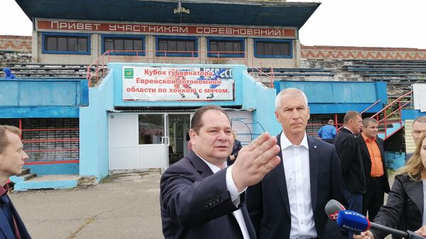 Министр спорта России Олег Матыцин проинспектировал спортивные объекты в Биробиджане. Министр спорта России Олег Матыцин проинспектировал спортивные объекты в Биробиджане.