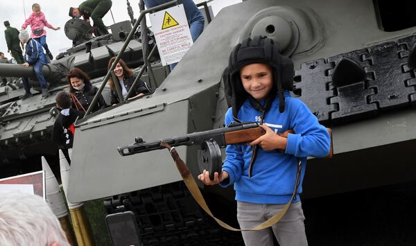 Посетители фотографируются у танка Т-34 на выставке вооружений Международного военно-технического форума (МВТФ) Армия-2020 в военно-патриотическом парке Патриот Посетители фотографируются у танка Т-34 на выставке вооружений Международного военно-технического форума (МВТФ) Армия-2020 в военно-патриотическом парке Патриот