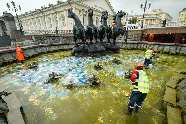 Промывка фонтана Времена года ГБУ Гормост Промывка фонтана Времена года ГБУ Гормост