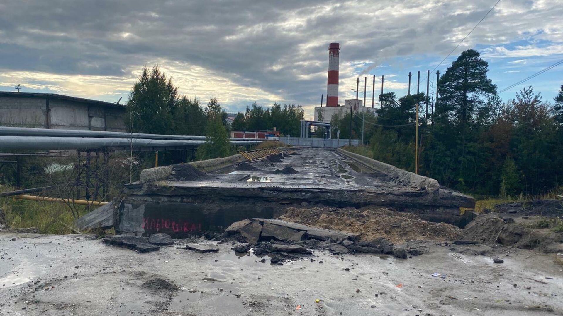 Посёлок белый Яр Сургутский район мост. Сургутский район поселок белый Яр в 99 году. Посёлок белый Яр Сургутский район мост через Обь. Река Перевесная Сургут.