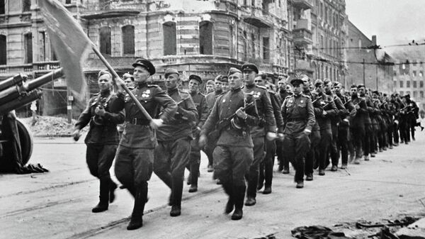 Колонна советских воинов марширует по берлинским улицам, 7 сентября 1945 Колонна советских воинов марширует по берлинским улицам, 7 сентября 1945