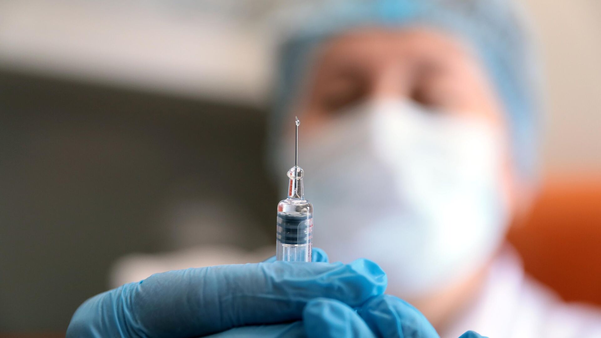 Ученые выяснили, помогает ли прививка от гриппа против COVID-19