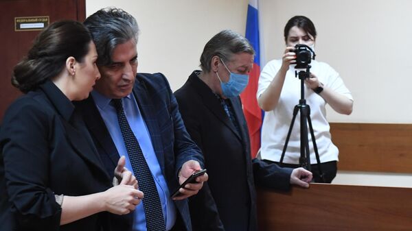 Актер Михаил Ефремов и его адвокаты Эльман Пашаев и Елизавета Шаргородская во время оглашения приговора Актер Михаил Ефремов и его адвокаты Эльман Пашаев и Елизавета Шаргородская во время оглашения приговора