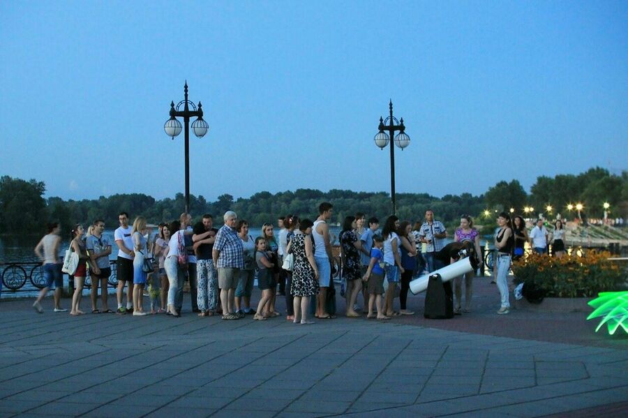 Очередь посмотреть в телескоп Очередь посмотреть в телескоп