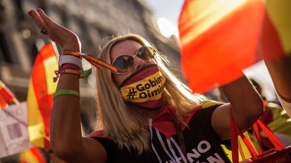 Участница антиправительственной акции в Мадриде Участница антиправительственной акции в Мадриде