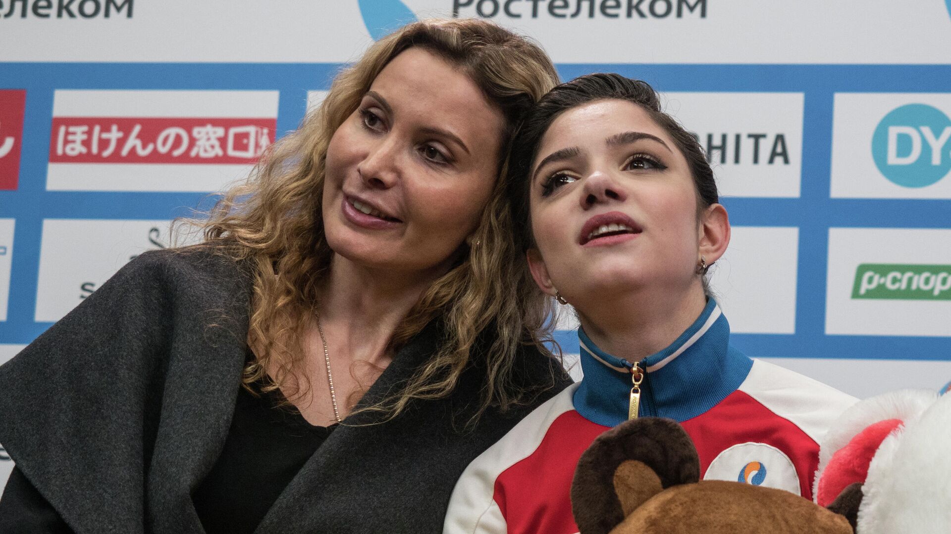 Тренер Этери Тутберидзе и фигуристка Евгения Медведева Тренер Этери Тутберидзе и фигуристка Евгения Медведева - РИА Новости, 1920, 17.09.2020