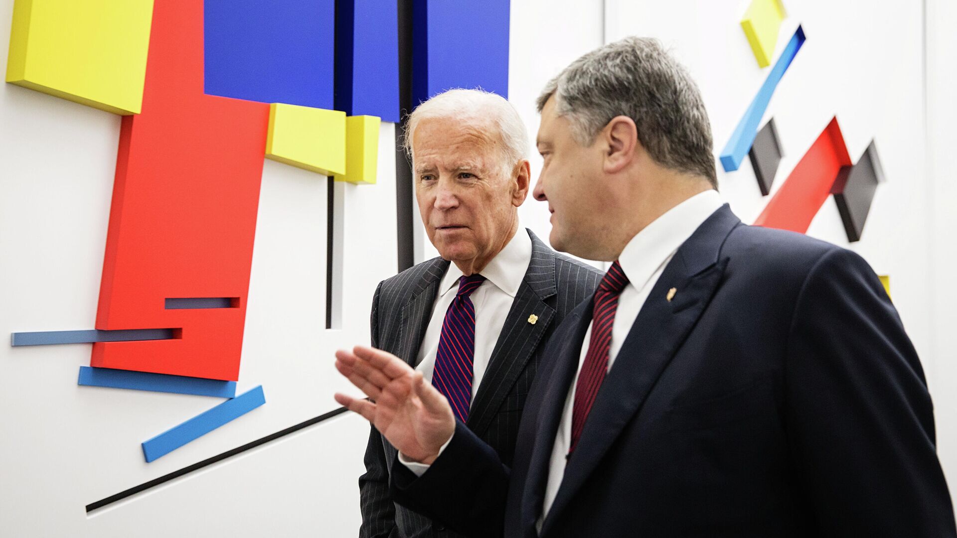 Вице-президент США Джо Байден и президент Украины Петр Порошенко перед началом пресс-конференции в Киеве. 16 января 2017 Вице-президент США Джо Байден и президент Украины Петр Порошенко перед началом пресс-конференции в Киеве. 16 января 2017 - РИА Новости, 1920, 16.09.2020
