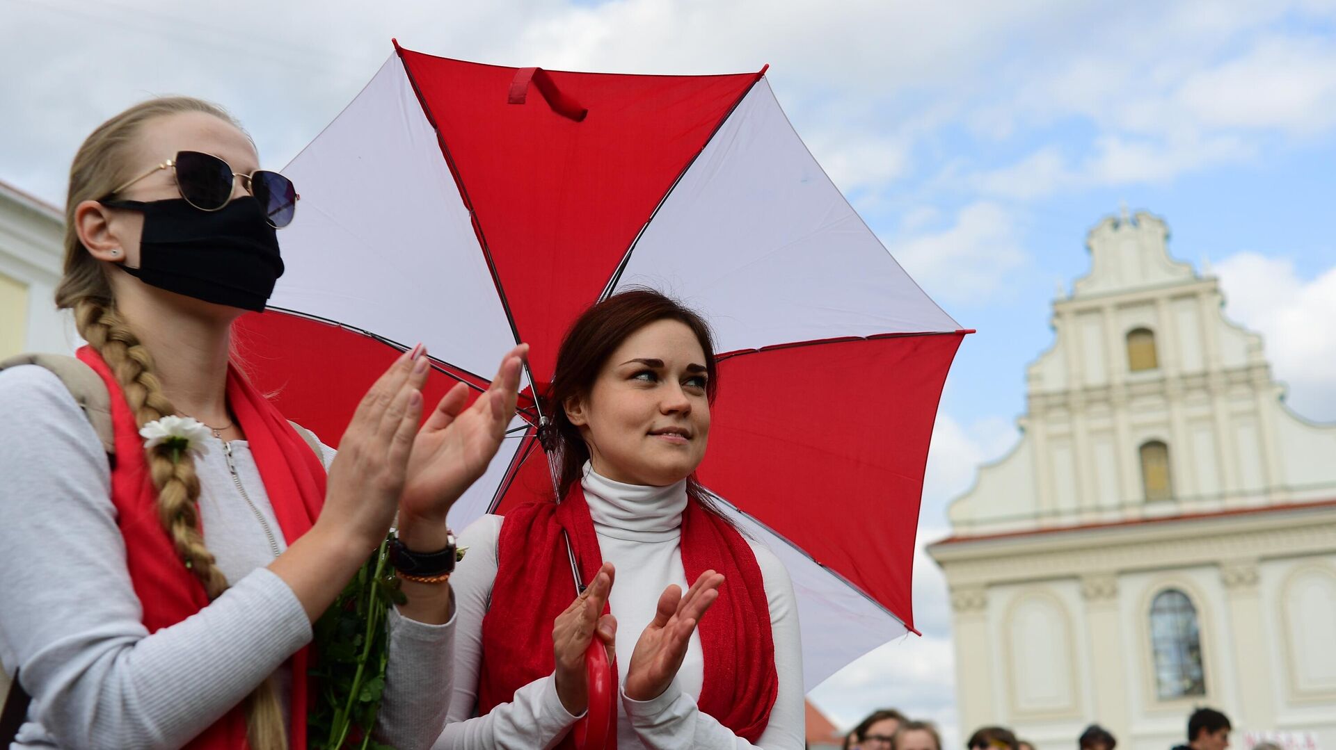 Участницы несанкционированного женского марша Подруга за подругу на площади Свободы в Минске Участницы несанкционированного женского марша Подруга за подругу на площади Свободы в Минске - РИА Новости, 1920, 17.10.2020
