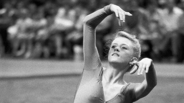 Гимнастка Оксана Костина выполняет упражнение. Гимнастка Оксана Костина выполняет упражнение.