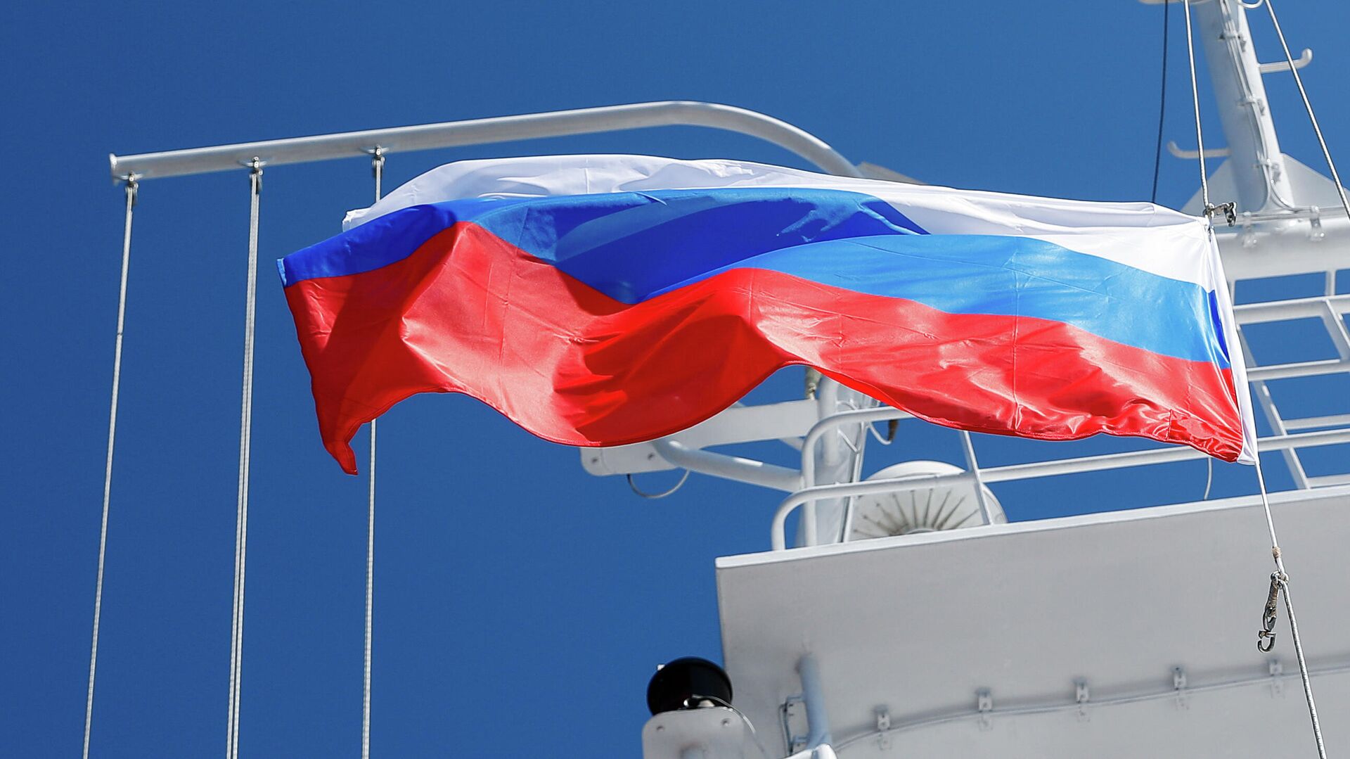 Государственный флаг РФ на судне Государственный флаг РФ на судне - РИА Новости, 1920, 18.09.2020