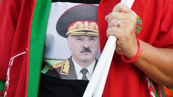 Сторонники Лукашенко проводят шествие в центре Минска