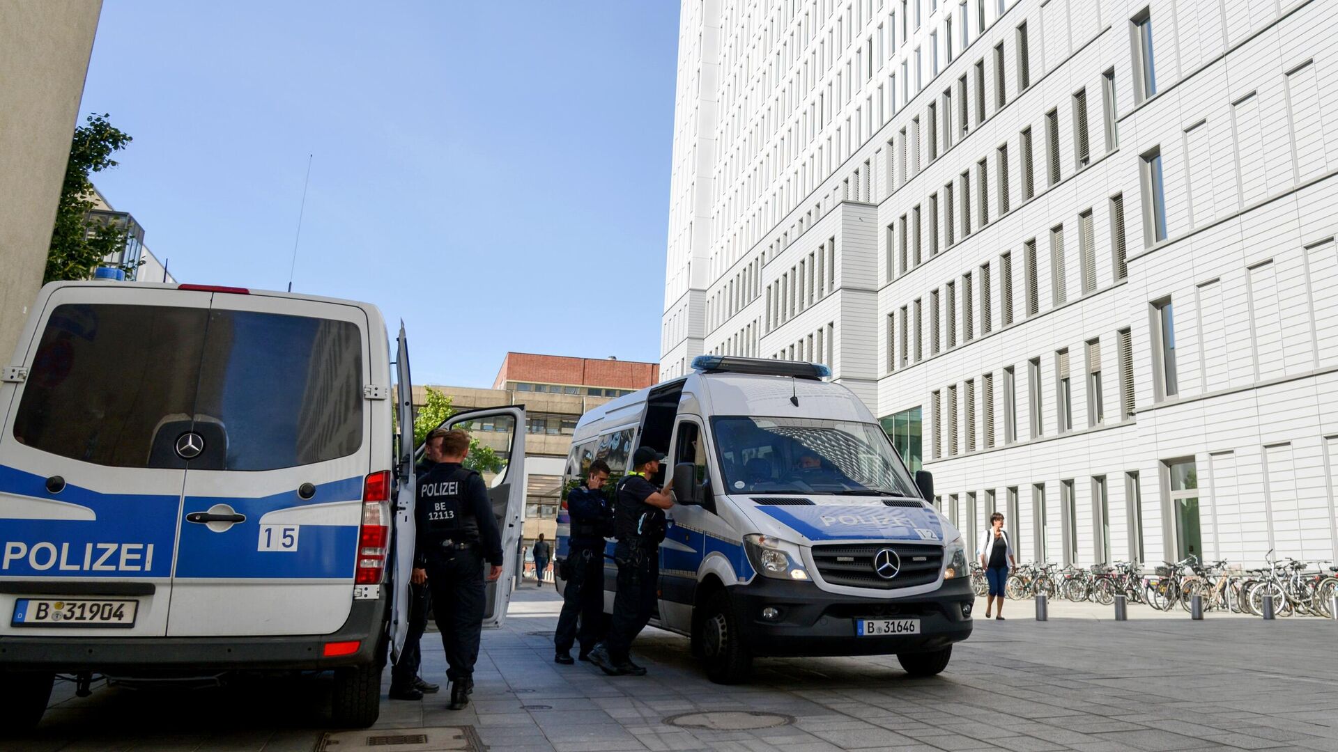 Автомобили полиции у клиники Шарите в Берлине Автомобили полиции у клиники Шарите в Берлине - РИА Новости, 1920, 30.07.2021