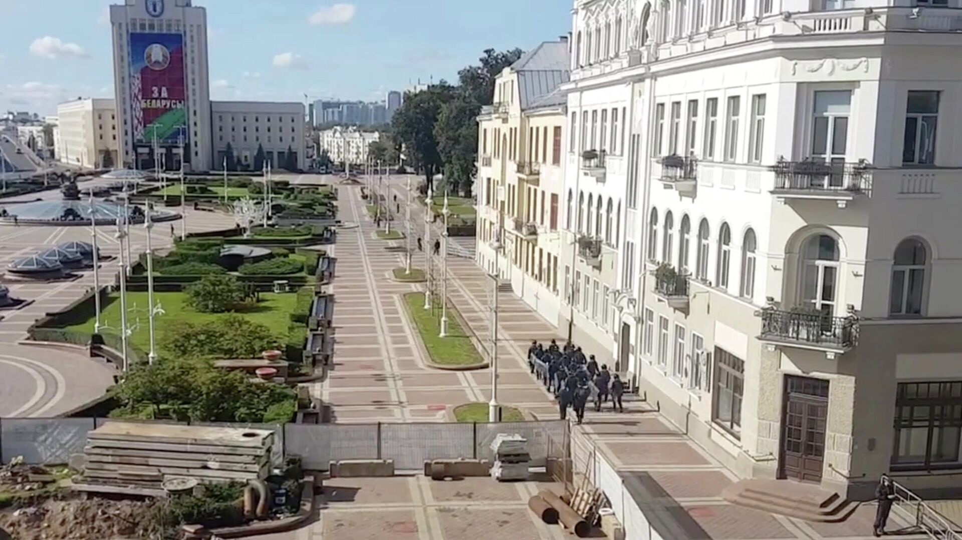 Сотрудники правоохранительных органов на площади Независимости в Минске. Стоп-кадр видео Сотрудники правоохранительных органов на площади Независимости в Минске. Стоп-кадр видео - РИА Новости, 1920, 23.09.2020