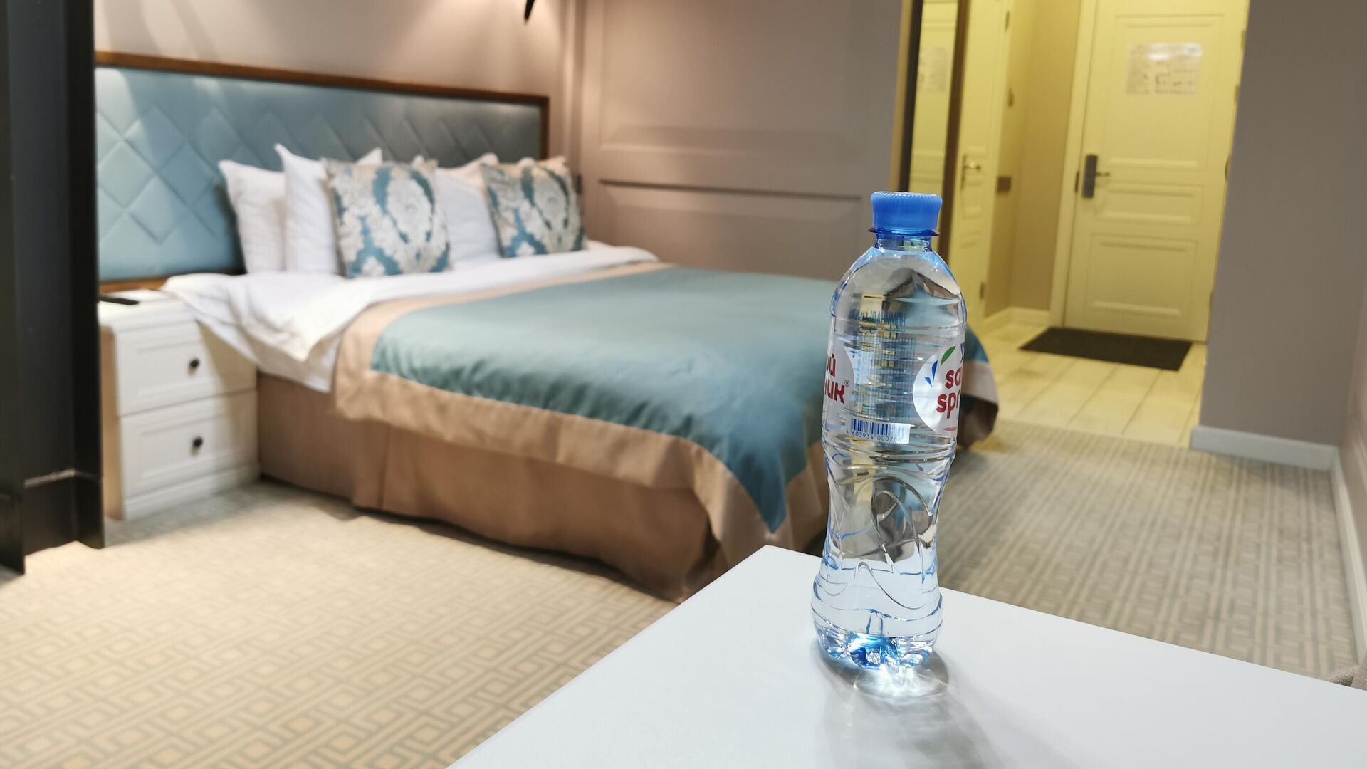 Бутылка воды на столике в номере 239 гостиницы Xander Hotel в Томске Бутылка воды на столике в номере 239 гостиницы Xander Hotel в Томске - РИА Новости, 1920, 08.10.2020