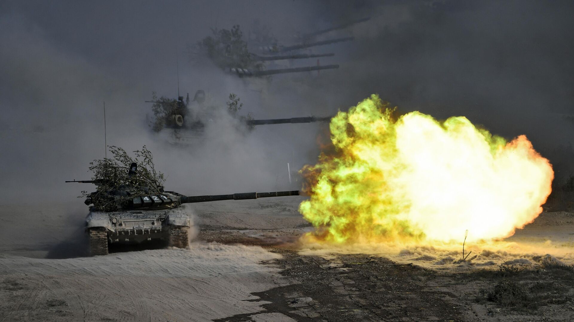 Танки Т-72 во время командно-штабных учений Кавказ-2020 на полигоне Раевский в Новороссийске Танки Т-72 во время командно-штабных учений Кавказ-2020 на полигоне Раевский в Новороссийске - РИА Новости, 1920, 01.10.2020