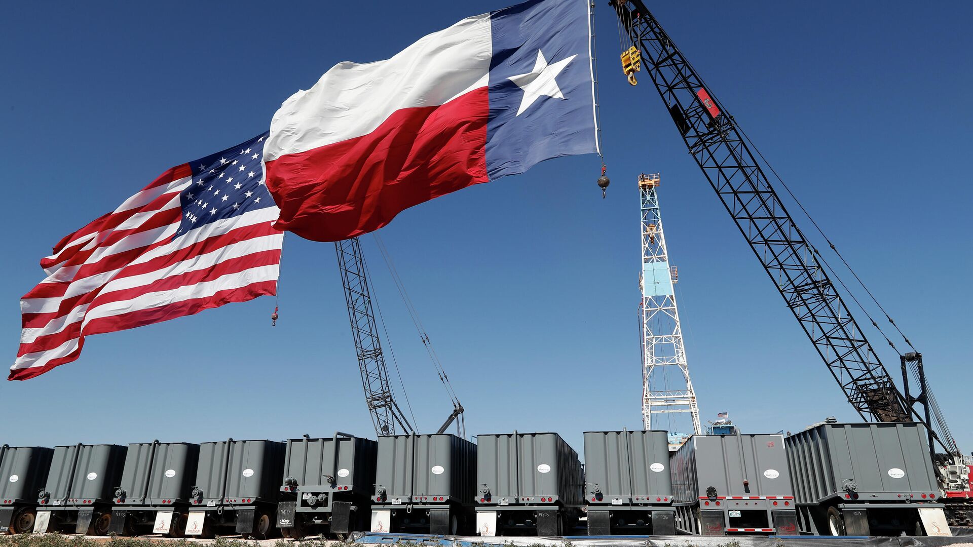 Флаг США и Техаса возле нефтяной вышки Double Eagle Energy Мидленде, США Флаг США и Техаса возле нефтяной вышки Double Eagle Energy Мидленде, США - РИА Новости, 1920, 26.09.2020