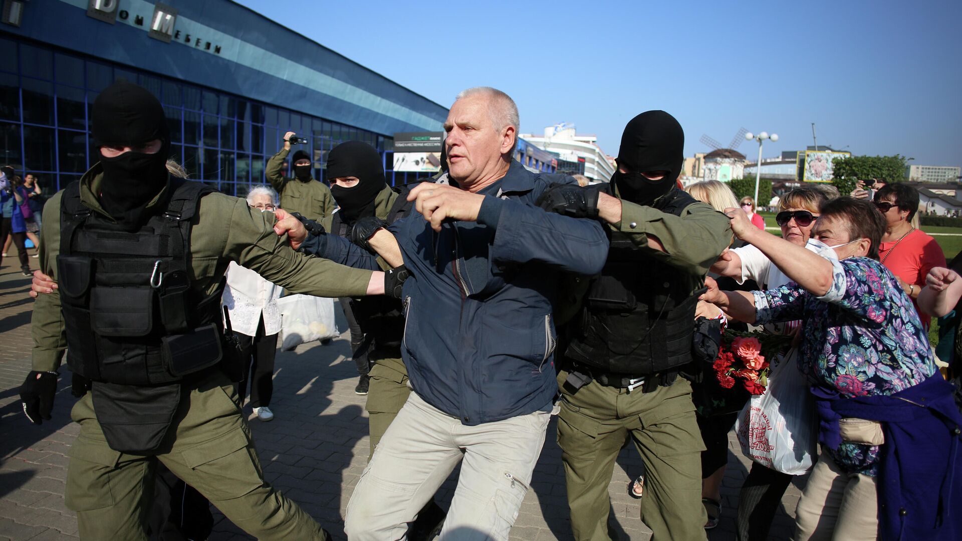 Сотрудники правоохранительных органов задерживают мужчину у во время митинга оппозиции в Минске Сотрудники правоохранительных органов задерживают мужчину у во время митинга оппозиции в Минске - РИА Новости, 1920, 26.09.2020