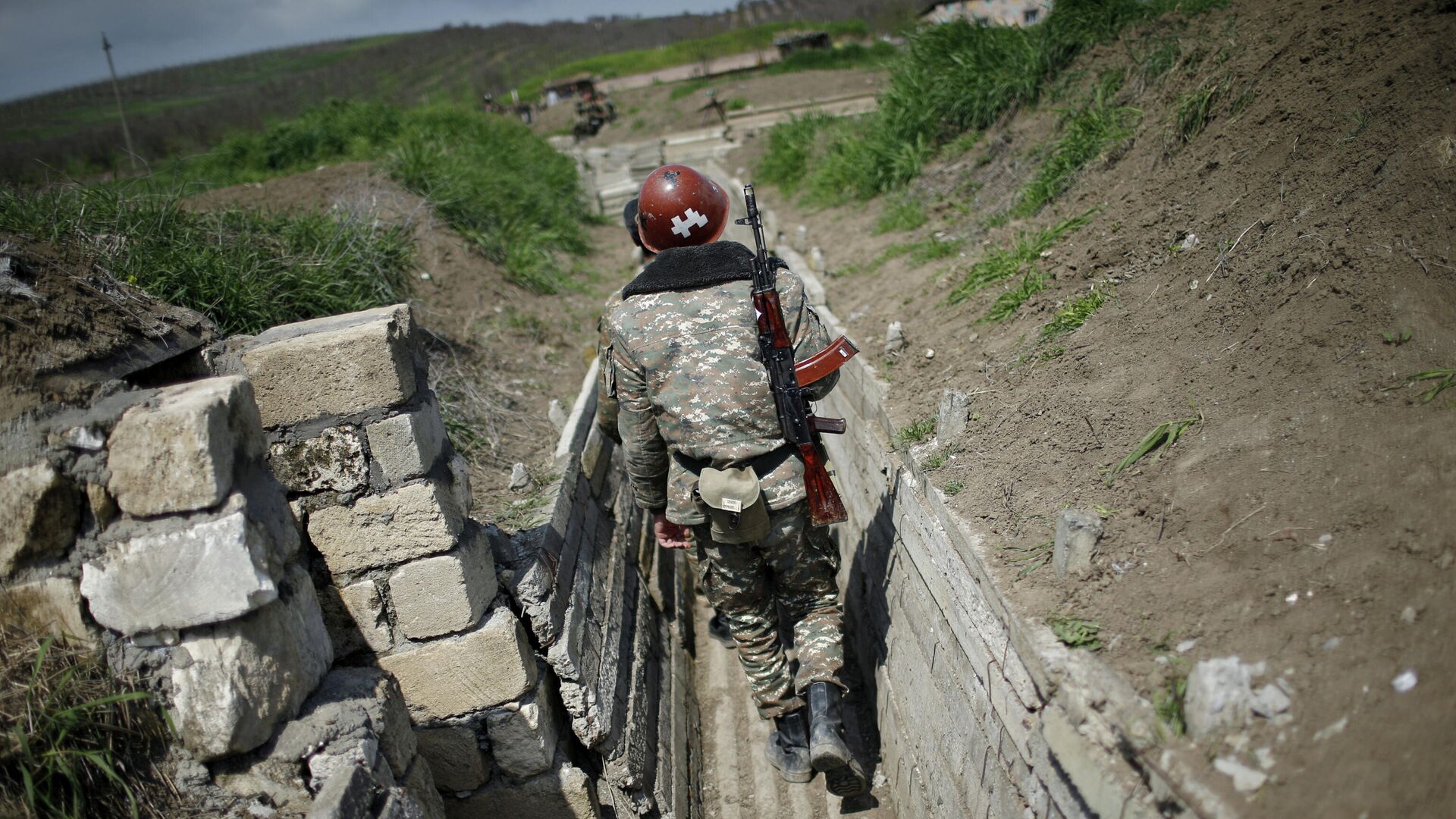 Армянские военные на позициях у границы Нагорного Карабаха Армянские военные на позициях у границы Нагорного Карабаха - РИА Новости, 1920, 29.09.2020