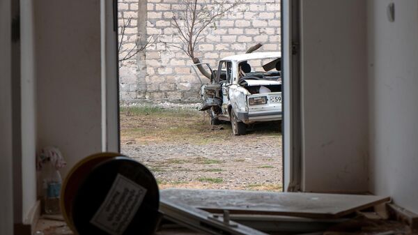 Поврежденный дом и автомобиль в результате обстрелов по общине Иванян Нагорного Карабаха Поврежденный дом и автомобиль в результате обстрелов по общине Иванян Нагорного Карабаха