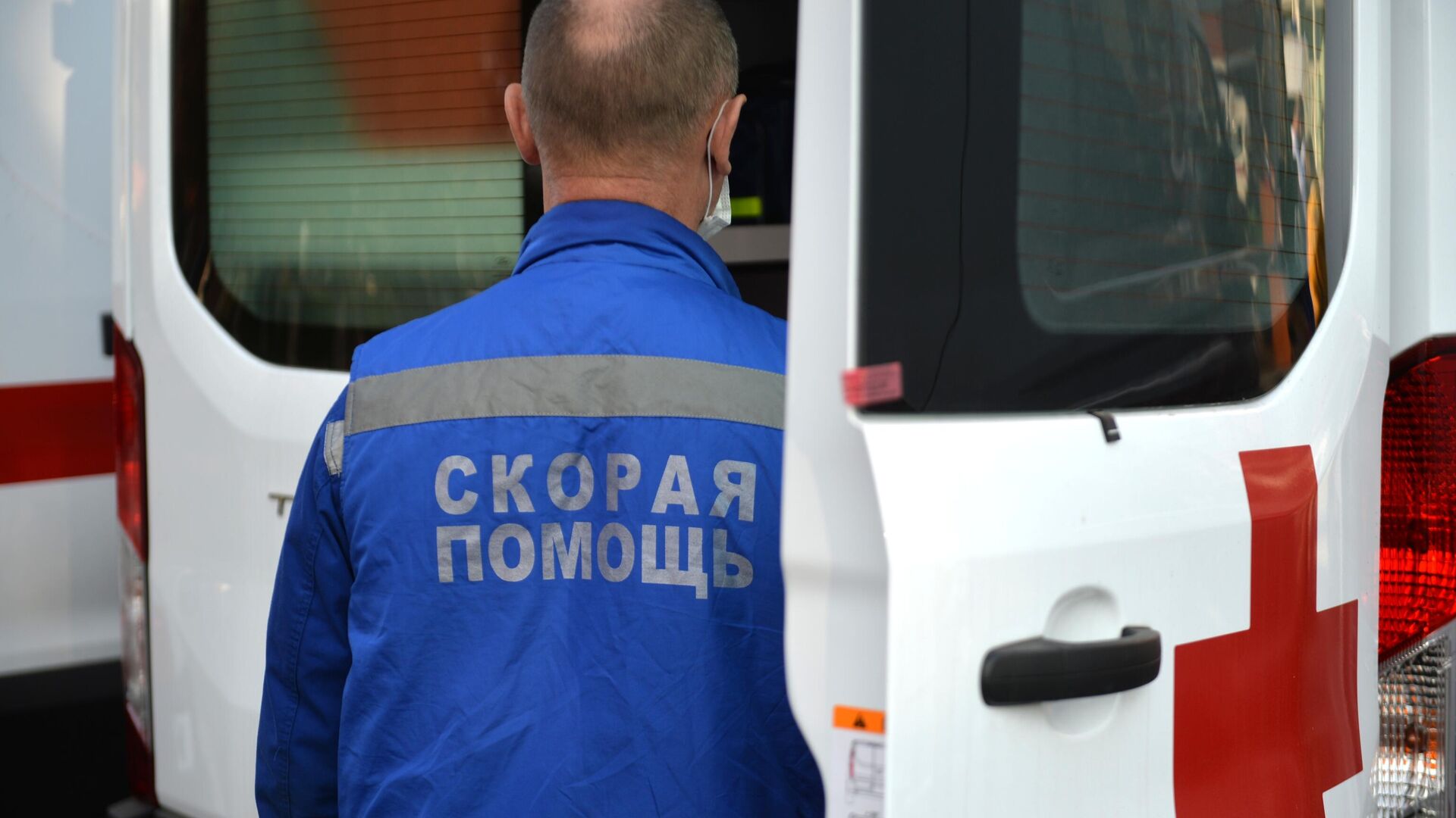 Власти Москвы опровергли сообщения о брошенной врачами у дома пенсионерке