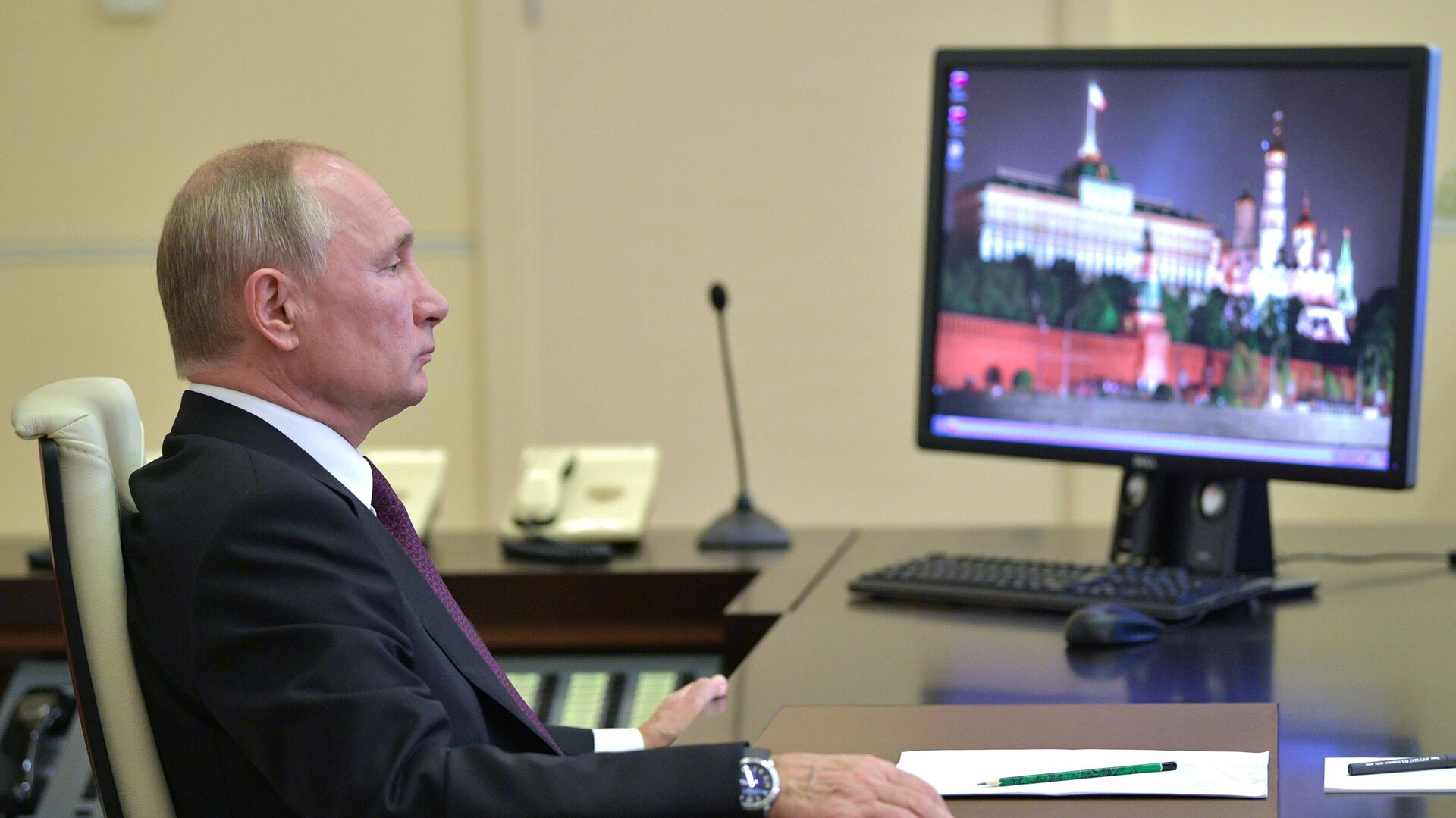Президент РФ Владимир Путин во время видеоконференции Президент РФ Владимир Путин во время видеоконференции - РИА Новости, 1920, 22.10.2020
