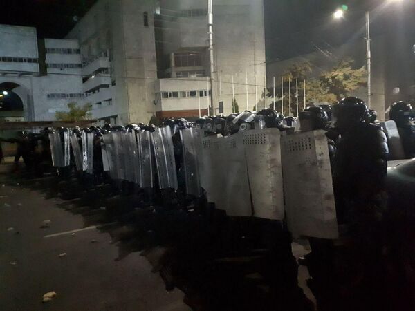 Милиция разгоняет митингующих в Бишкеке Милиция разгоняет митингующих в Бишкеке