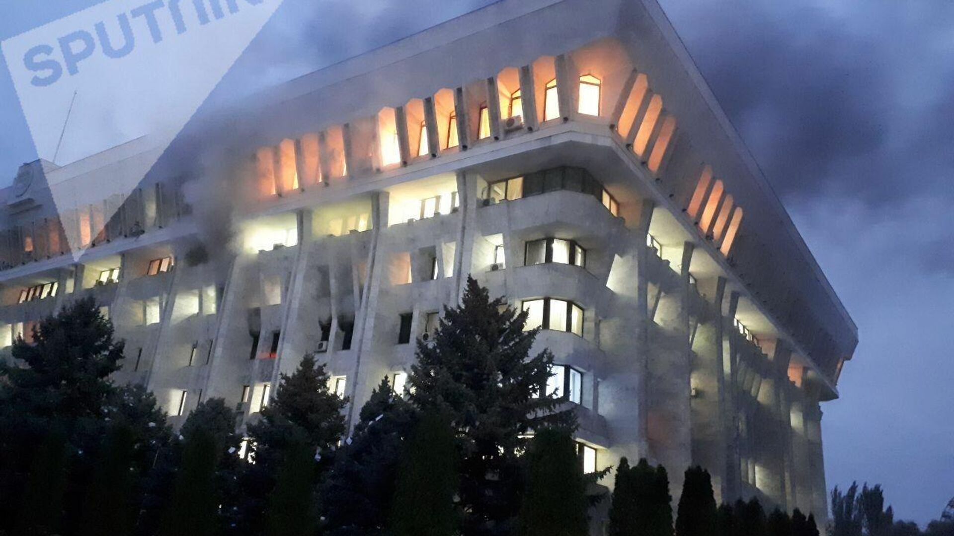 Пожар в Белом доме в Бишкеке Пожар в Белом доме в Бишкеке - РИА Новости, 1920, 06.10.2020