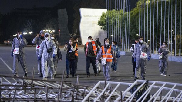 Медицинские работники во время акции протеста в Бишкеке. Протестующие требуют аннулировать итоги парламентских выборов Медицинские работники во время акции протеста в Бишкеке. Протестующие требуют аннулировать итоги парламентских выборов